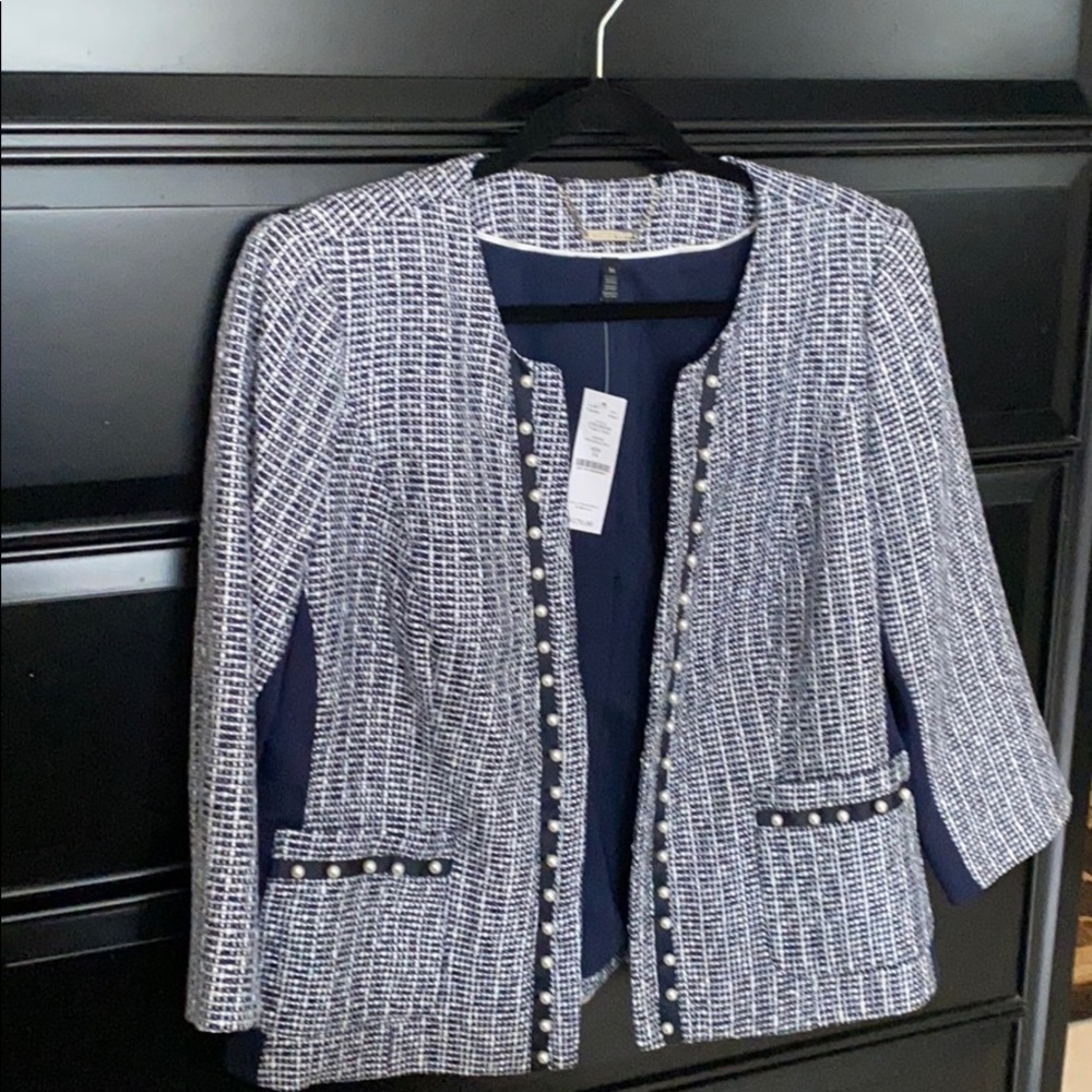 Tweed jacket w pearl bottoms